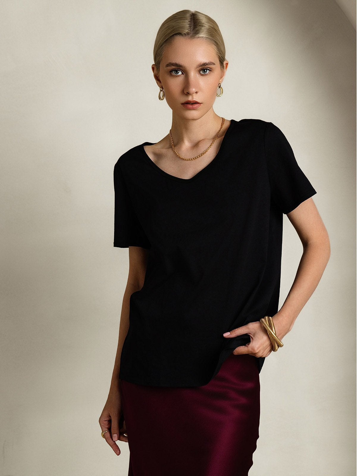 Variant image for Elegante V-hals Dames T-shirt van Zijdeblend – Korte Mouwen in Diverse Kleuren | Stijlvolle Tops Dames voor Casual en Formele Gelegenheden-17