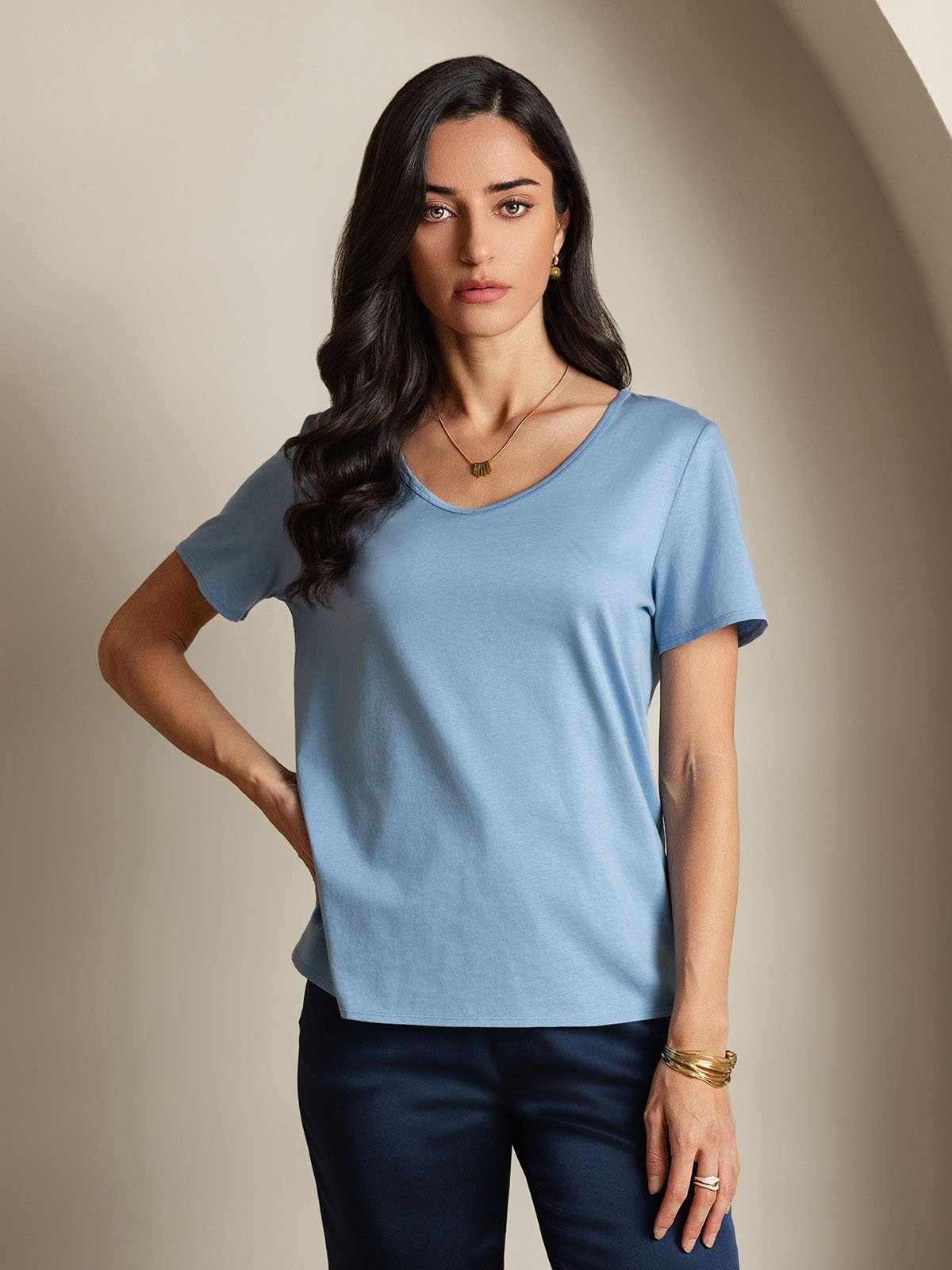 Elegante V-hals Dames T-shirt van Zijdeblend – Korte Mouwen in Diverse Kleuren | Stijlvolle Tops Dames voor Casual en Formele Gelegenheden-3