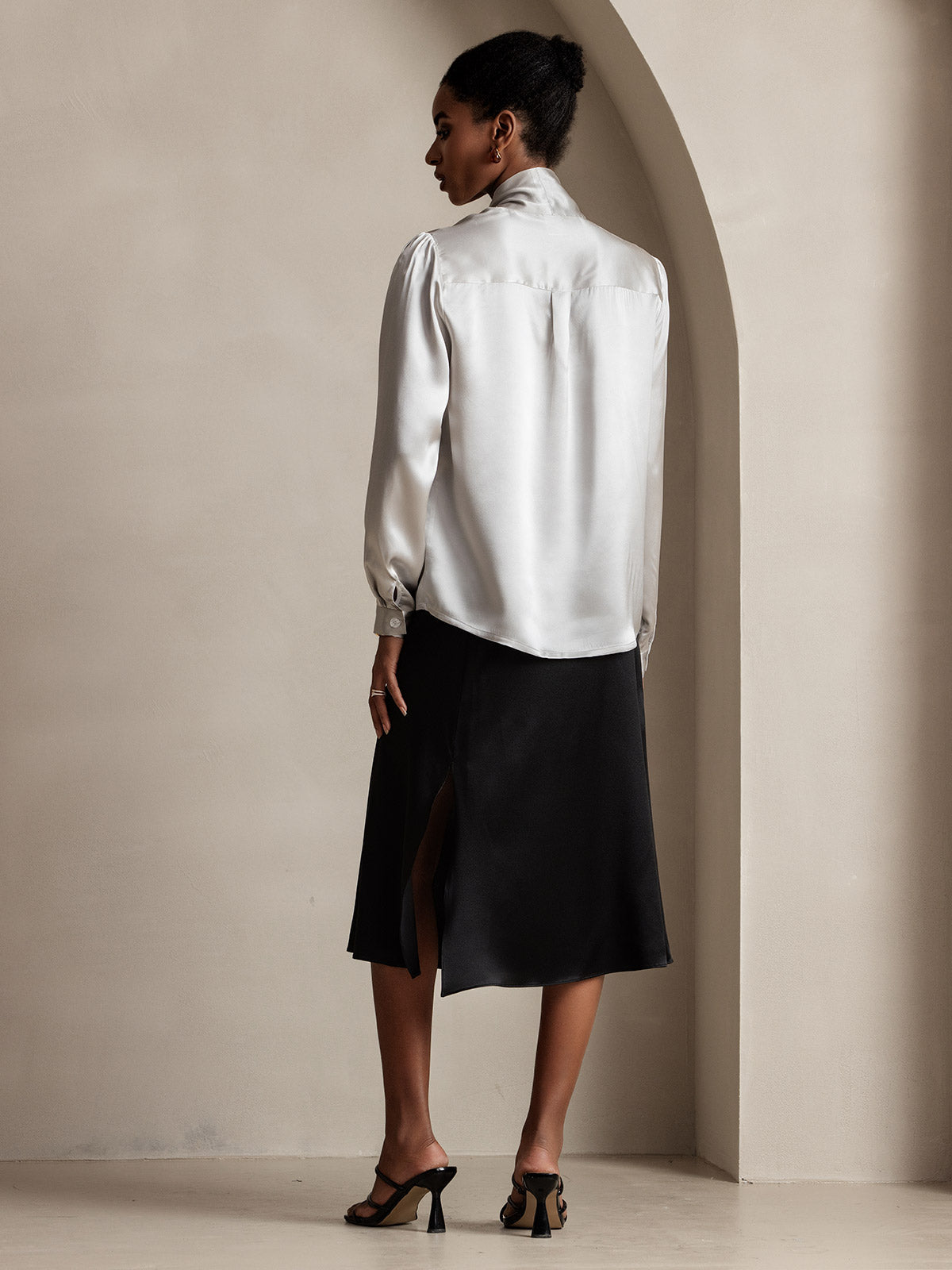 Elegante Witte Dames Blouse met Lange Mouwen van 19 Momme Zijden en Knoopdetail | Casual en Chic-2